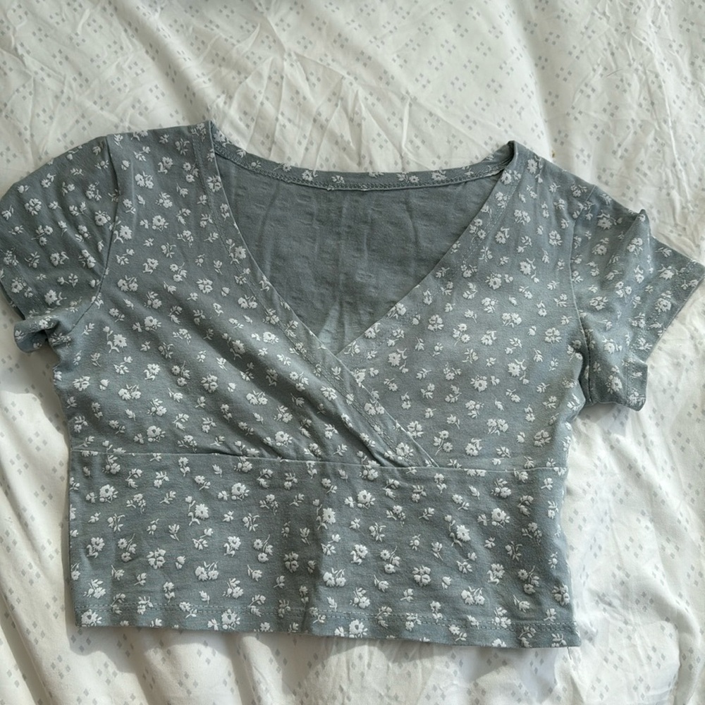 brandy melville v neck crop top